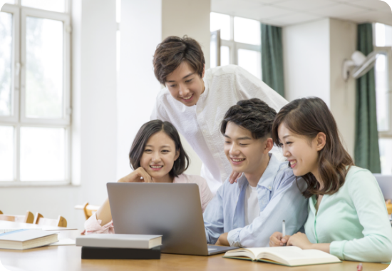 함께 노트북을 보는 사람들